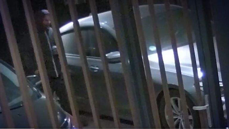 Ook bij deze auto sloeg de man toe (foto: politie Oost-Brabant).