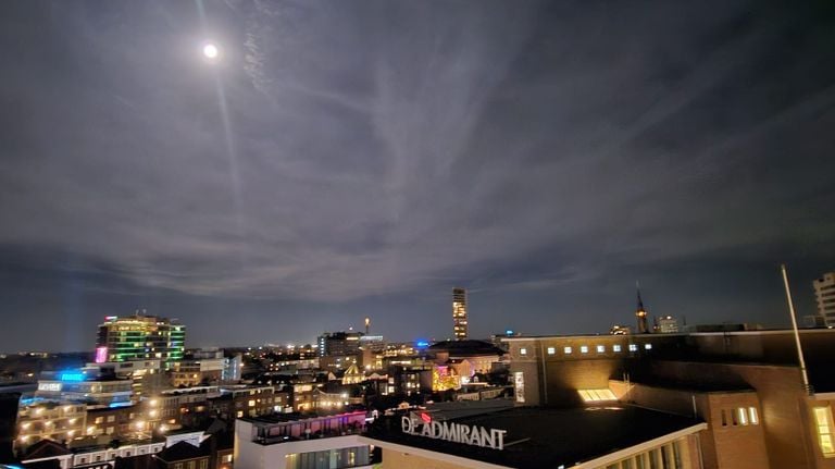 De maan boven Eindhoven (foto: Marcelline Jans).