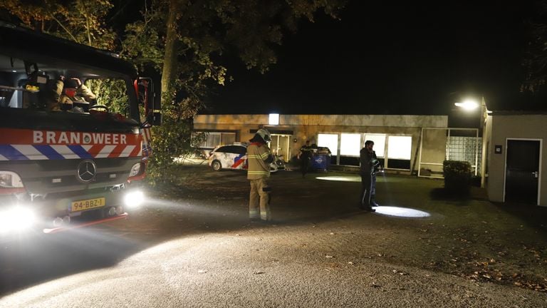 De brandweer bij de loods in Beers (foto: SK-Media).