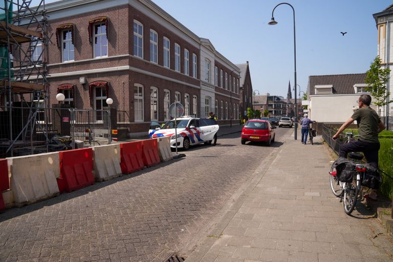 Wat er precies is gebeurd aan de Molenstraat in Helmond is niet bekendgemaakt (foto: Harrie Grijseels/SQ Vision).