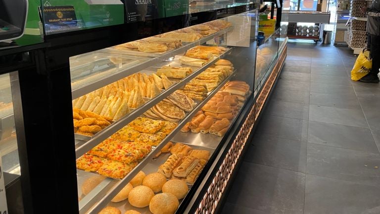 Broodjes bij bakkerij Saada in Tilburg Noord (foto: Omroep Brabant).