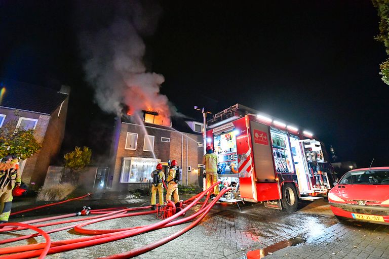 Het vuur aan de Kempakker in Bergeijk werd rond halftwee 's nachts ontdekt (foto: Rico Vogels/SQ Vision).