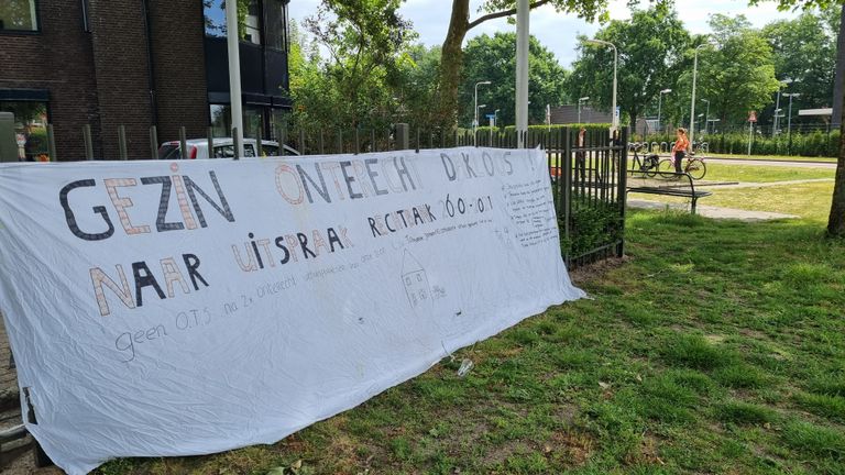 Het spandoek waarmee Nico en Wendy tegen hun situatie protesteren (foto: Collin Beijk).