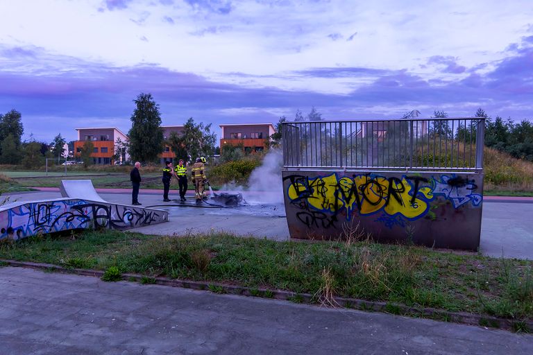 De scooter brandde uit op de skatebaan aan het Penningkruid in Berghem (foto: Gabor Heeres/SQ Vision).