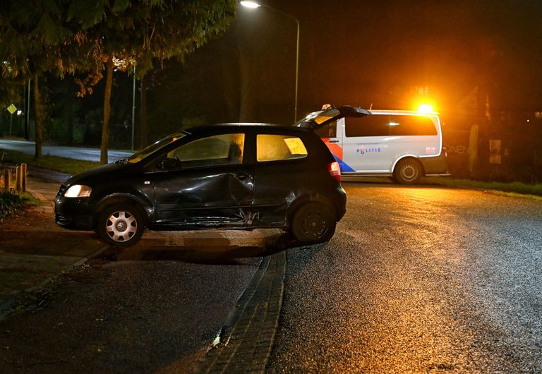 Een auto werd in een flauwe bocht in de zijkant geraakt (foto: Toby de Kort/SQ Vision).