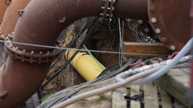 Een deel van de gasleiding heeft geen ondersteuning meer (foto: Dave Hendriks/SQ Vision).