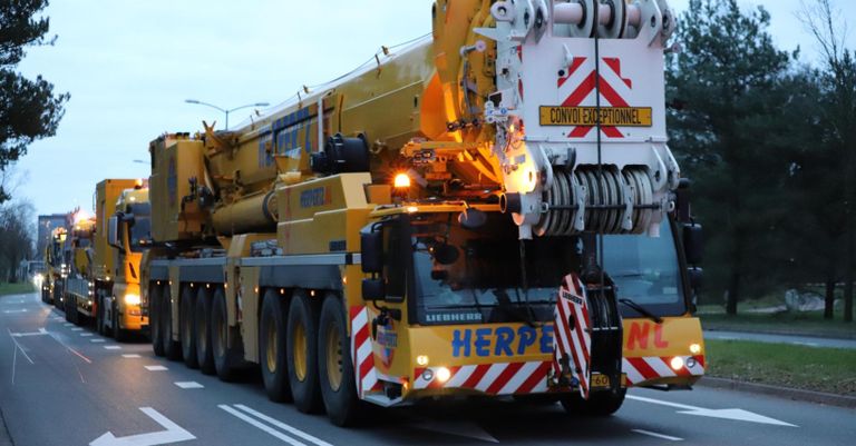 Deze kraan, die woensdagmiddag vanuit Nederweert in Eindhoven is gearriveerd, gaat de pomp op zijn plaats houden (foto: Collin Beijk/Omroep Brabant).