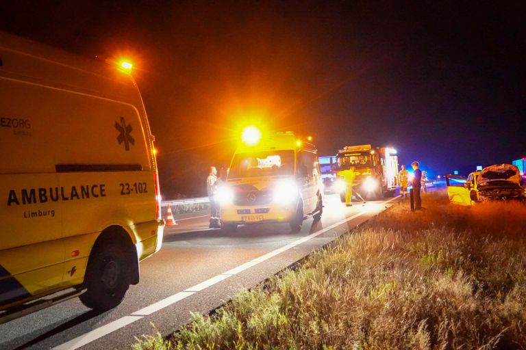 Na het ongeluk kwamen meerdere ambulances naar de A67, maar niemand bleek gewond (foto: Harrie Grijseels/SQ Vision).