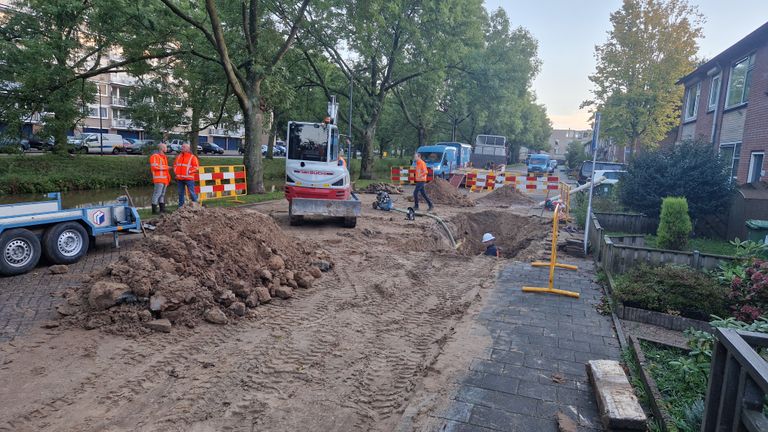 Brabant Water verwacht dat de mensen aan de Kruiskampsingel aan het eind van de maandagmiddag weer water hebben (foto: Noël van Hooft).