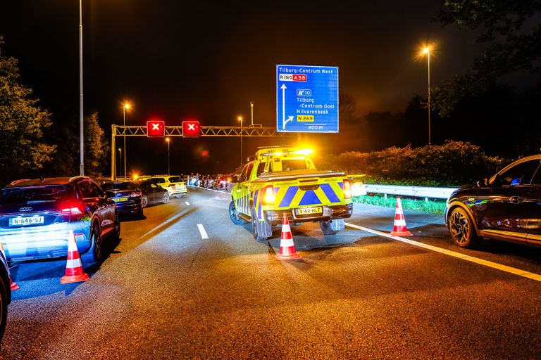 Het verkeer dat vaststond achter de plaats van het ongeluk kon rond middernacht pas weer doorrijden (foto: Jack Brekelmans/SQ Vision).