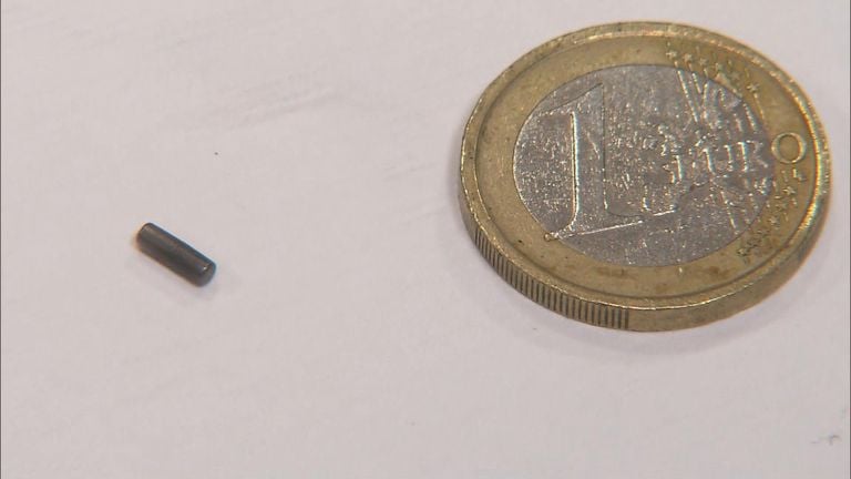 Het magneetje is nog kleiner dan een muntstuk. (foto: Omroep Brabant)