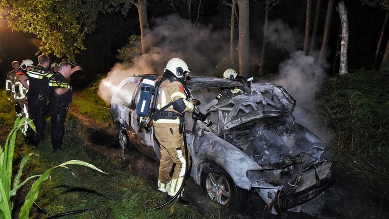 De brandweer kon de auto niet redden (foto: Toby de Kort (SQ Vision). 