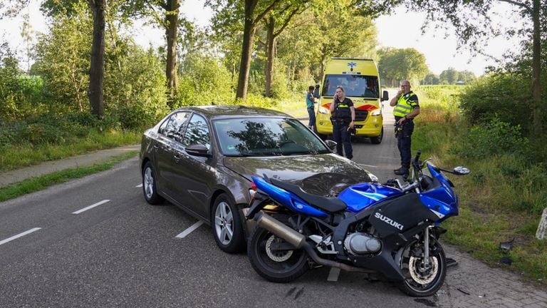 Politie en ambulance op de plek van het ongeluk (foto: SQ Vision).