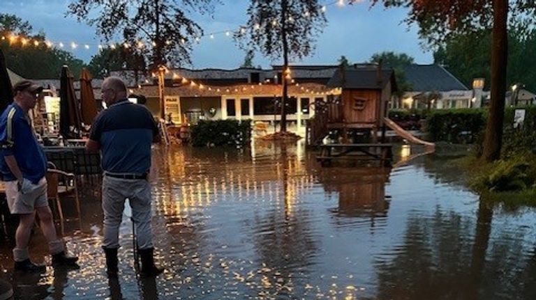 Het terras van EuroParcs Vakantieparken Kaatsheuvel kwam twee keer blank te staan door hevige regenval (foto: EuroParcs Vakantieparken).