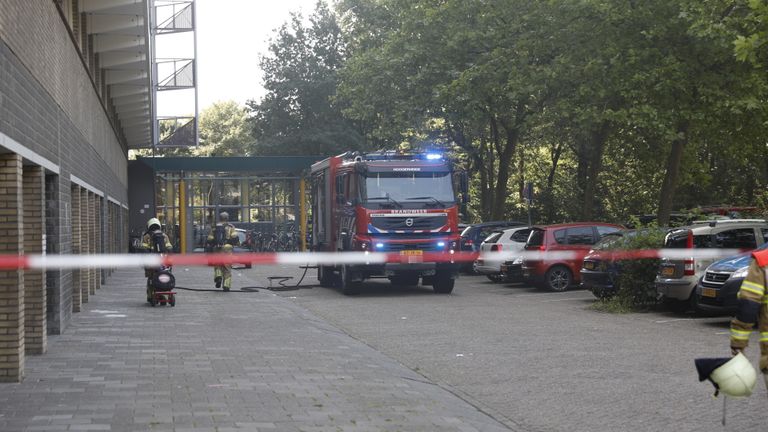 De brandweer had het vuur in de flat in Bergen op Zoom snel onder controle (foto: Christian Traets/SQ Vision).