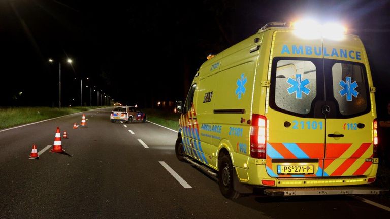 De gewonde is na de botsing op de N65 in een ambulance naar een ziekenhuis in Tilburg gebracht (foto: Bart Meesters).