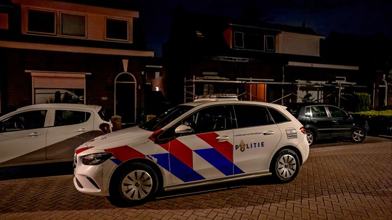De politie doet onderzoek in de Middenlaan in Oosterhout (foto: Marcel van Dorst/SQ Vision).