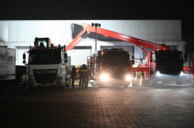 Wat precies in brand stond in het gebouw van J&J Machines in Etten-Leur is niet bekendgemaakt (foto: Perry Roovers/SQ Vision).