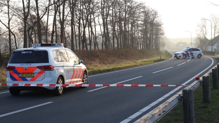 Na het ongeluk werd de Schijndelsedijk afgesloten (foto: Sander van Gils/SQ Vision).