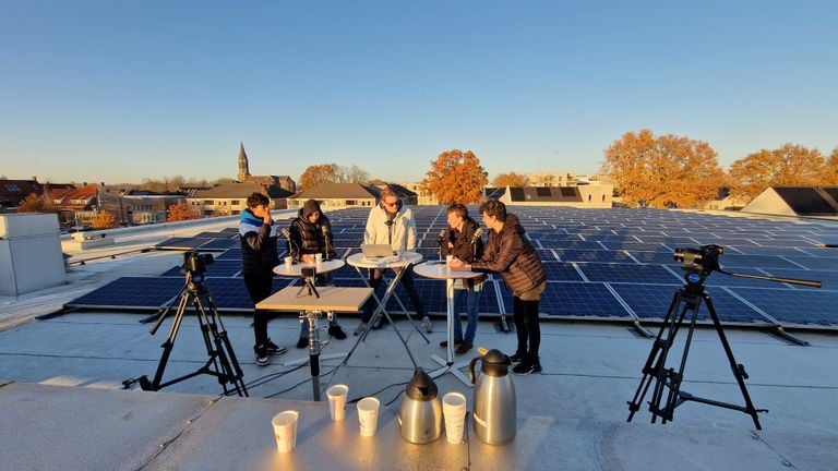 Podcast op het dak van de school (foto: Noël van Hooft)