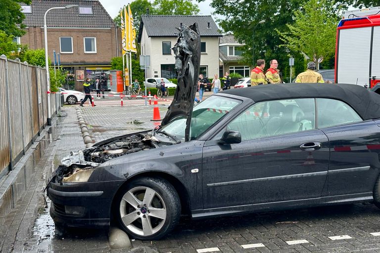 Hoe de auto op de parkeerplaats van de Jumbo-supermarkt in Maaskantje vlam kon vatten, wordt onderzocht (foto: Sander van Gils/SQ Vision).