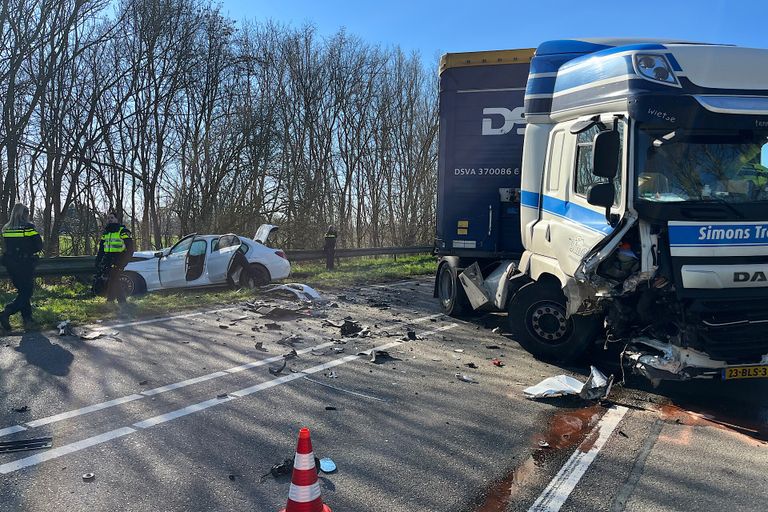 Een ravage op de weg na de botsing op De Eendrachtweg bij Halsteren (foto: Jeroen Stuve/SQ Vision).