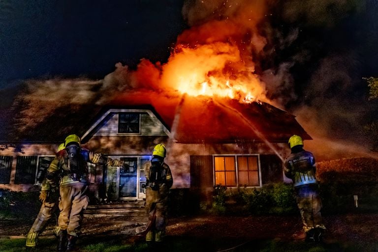 Toen de brandweer aankwam, sloegen de vlammen al uit het dak van de villa (foto: Marcel van Dorst/Eye4Images).