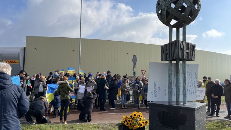 Protest bij het MH17-monument (foto: Jan Waalen). 