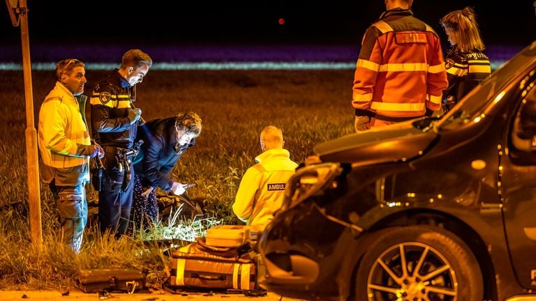 Verschillende hulpverleners werden na de aanrijding in Diessen opgeroepen (foto: Jack Brekelmans/SQ Vision).