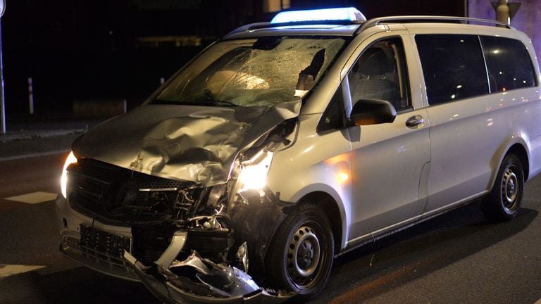 De fietser werd geraakt door de bestuurder van een taxibusje (foto: Perry Roovers/SQ Vision).