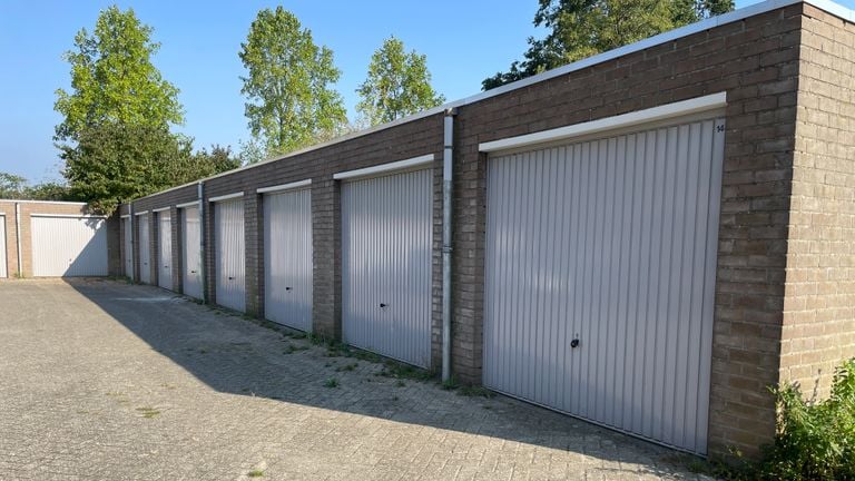 De garageboxen zijn vorig jaar nog opgeknapt (foto: Rogier van Son).