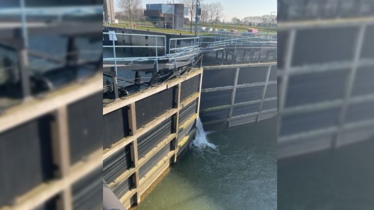 De geramde sluisdeuren (foto: Rijkswaterstaat).