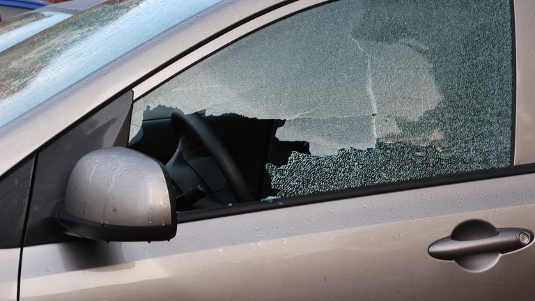 Een kapotte ruit van een auto na de explosie (foto: Bart Meesters).