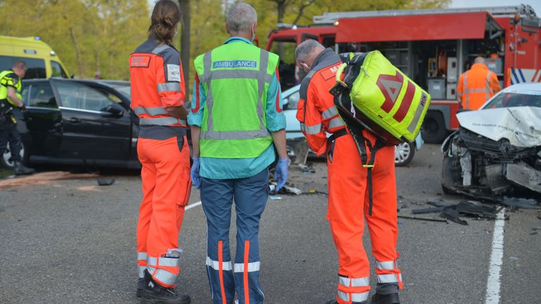 Hulpverleners bekijken de situatie (foto: Walter van Bussel/SQ Vision Mediaprodukties).