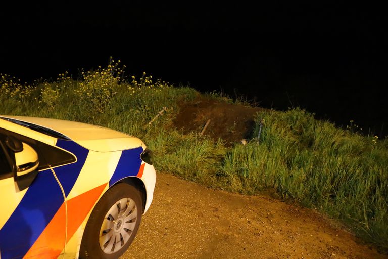 De politie op de plaats waar het mis ging op de A50 bij Nistelrode (foto: Kevin Kanters/SQ Vision).