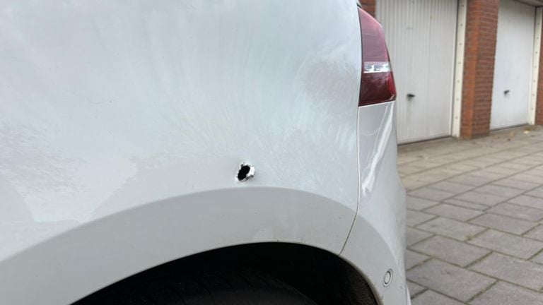 Een kogelgat in de auto van een van de buurtbewonersrs (foto: Pieter Soethout)