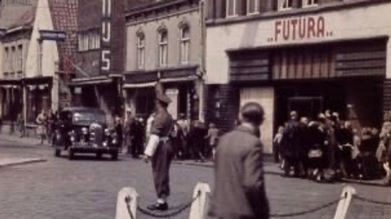 Kruising Nieuwlandstraat-Heuvelstraat in Tilburg met militaire verkeersregelaar (foto: Regionaal Archief Tilburg) 