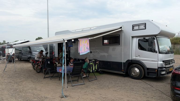 De familie Van Hamond reist met de camper van wedstrijd naar wedstrijd.