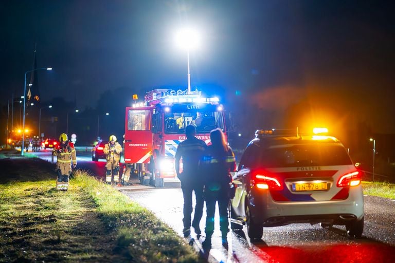 Meerdere hulpdiensten kwamen naar de Lithoijensedijk in Lith (foto: Gabor Heeres/SQ Vision).