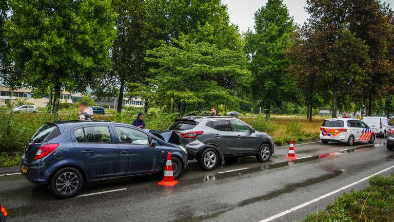 Het ongeluk op de Onze Lieve Vrouwestraat leidt tot een file richting de John F. Kennedylaan (foto: SQ Vision).