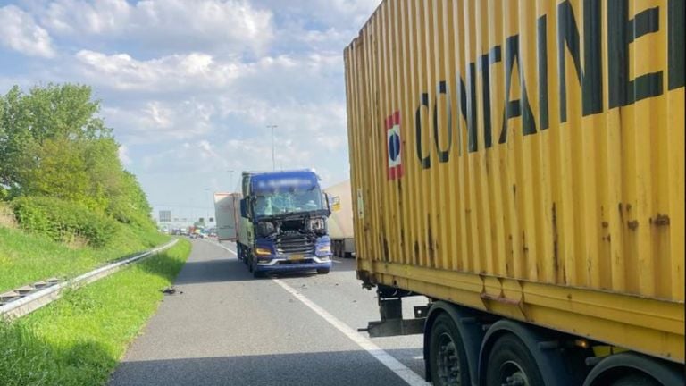Ongeluk met twee vrachtwagens op de A27 (foto: Rijkswaterstaat).