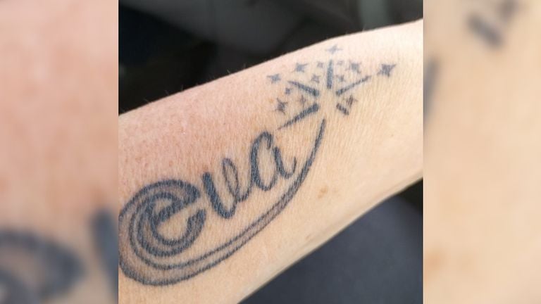Jolanda heeft een tattoo laten zetten voor haar overleden kleindochter Eva die hield van de attractie Carnavalfestival in de Efteling. 