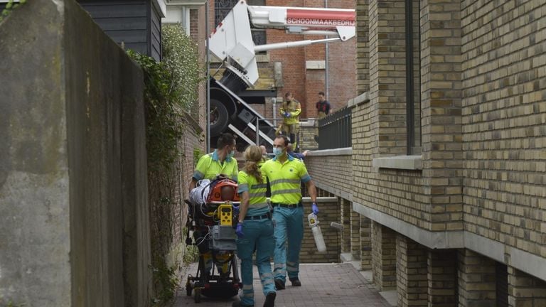 De inzittende van de hoogwerker wordt door ambulancepersoneel naat het ziekenhuis gebracht (Perriy Roovers SQ Vision Mediaprodukties)