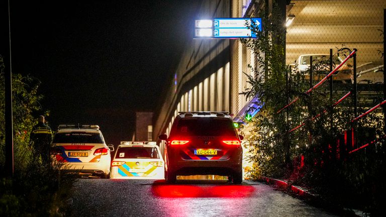 De politie deed onderzoek na de melding van de steekpartij in Eindhoven )(foto: SQ Vision).