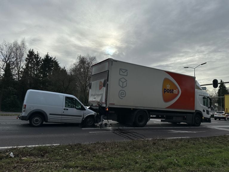 Het ongeluk gebeurde voor de verkeerslichten op de N65 bij Vught (foto: Bart Meesters).