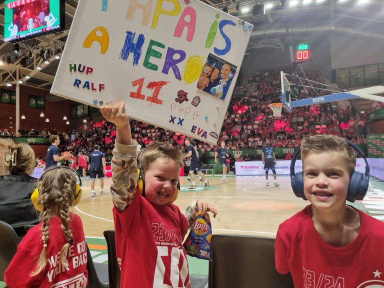 Een drietal hele jonge fans van Heroes Den Bosch (foto: Leon Voskamp).