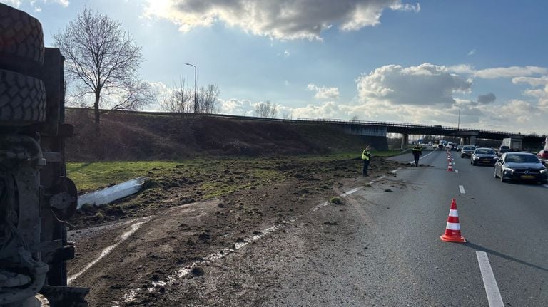 Het schoonmaken van de weg gaat nog even duren (foto: Rijkswaterstaat).