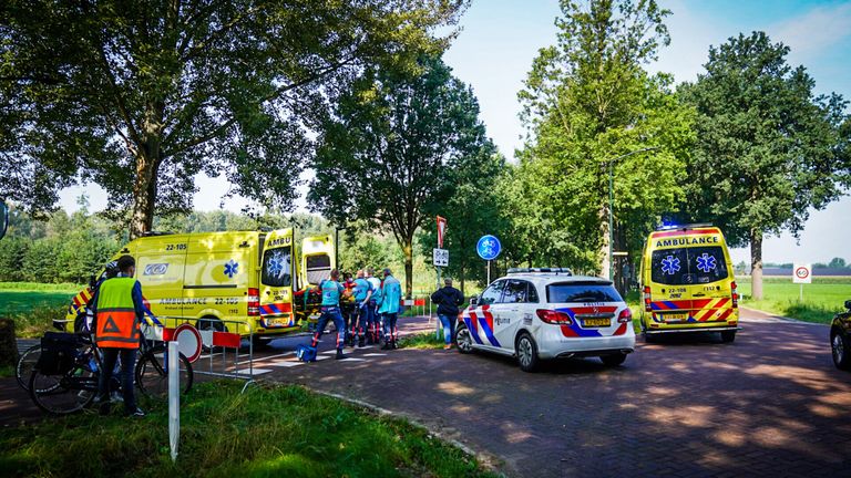 Vanwege het ongeluk in Nuenen werden meerdere ambulances opgeroepen (foto: Sem van Rijssel/SQ Vision).