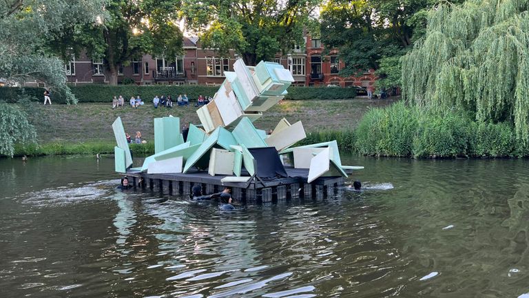 In het zwart geklede zwemmers duwen de bouwwerken vooruit. Een flinke tocht van 1,2 kilometer (foto: Megan Hanegraaf).