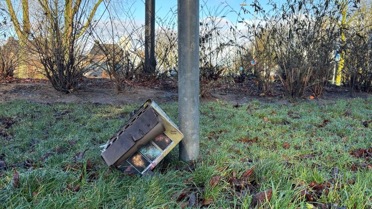 Midden op de rotonde staan nog wat verdwaalde vuurwerkpotten (foto: Sven de Laet).